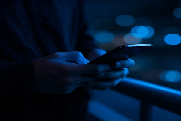 আলোকোজ্জ্বল গেমিং প্ল্যাটফর্ম থিমে একটি মনোমুগ্ধকর ভিজ্যুয়াল যা আধুনিক গেমিং পরিবেশের প্রতিফলন